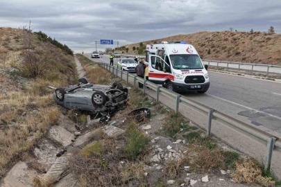 Seyir halindeki aracın çarptığı otomobil şarampole devrildi: 7 yaralı