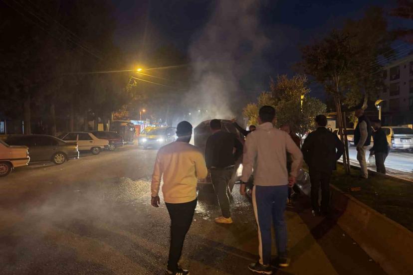 Seyir halindeki otomobil alev aldı