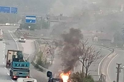 Seyir halindeki otomobil alev aldı