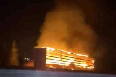 Seyir halindeki tırın lastiği alev aldı