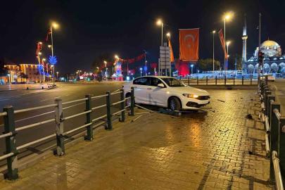 Seyir halindeyken uyuyan otomobil sürücüsü bariyerlere girdi