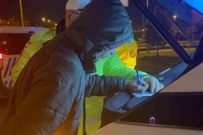 Seyir halindeyken uyuyan sürücü, kaza sonrası da uyumaya devam etti