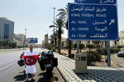 Sigarayı bıraktı, motosikleti ile 250 bin kilometre yol yaptı: Son durağı umre oldu