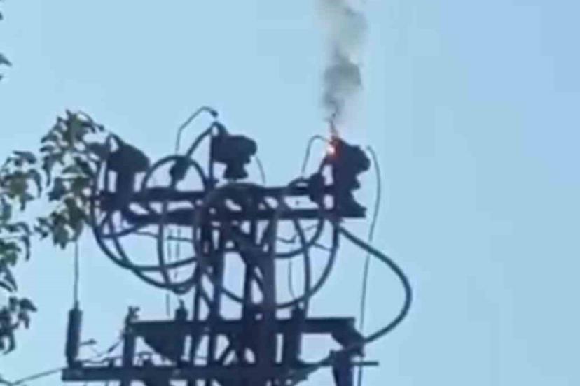 Siirt’te arıza nedeni ile elektrik direğinde yangın çıktı