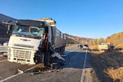 Siirt’te iki kamyon kafa kafaya çarpıştı: 1 yaralı
