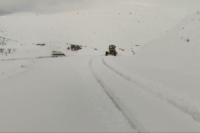 Siirt’te karda araçlar yolda mahsur kaldı