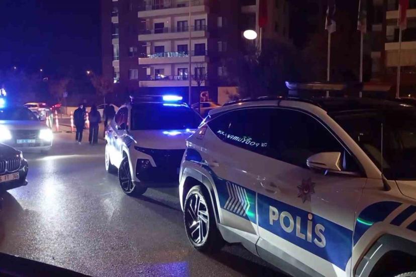 Silahını göstererek bekçileri tehdit etti