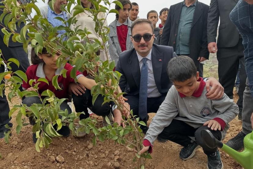 Sincik’te öğrencilerden yeşil bir gelecek için fidan dikimi