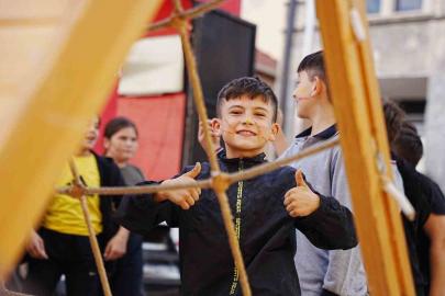 Sındırgı’da deprem sonrası çocuklara moral desteği