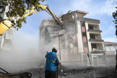 Sındırgı’da yıkım çalışmaları sürüyor