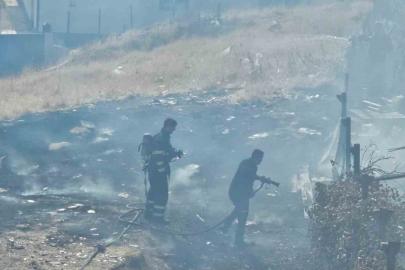 Şırnak’ta boş arazideki odun ve lastikler yandı