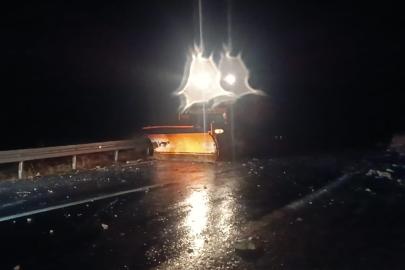 Şırnak’ta dağdan kopan kaya parçaları yolu trafiğe kapattı