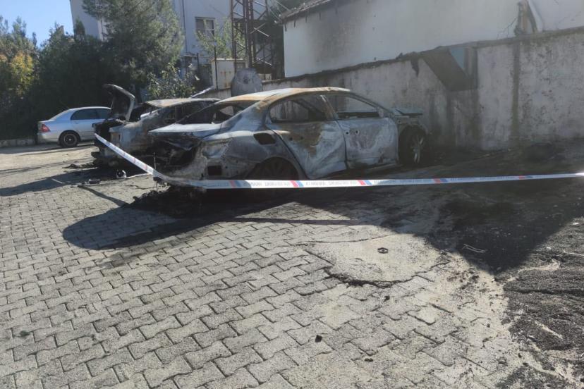 Şırnak’ta park halindeki iki araç alev aldı