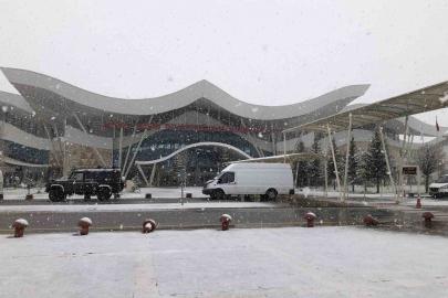 Sivas özüne döndü, kent merkezinde kar yağışı başladı