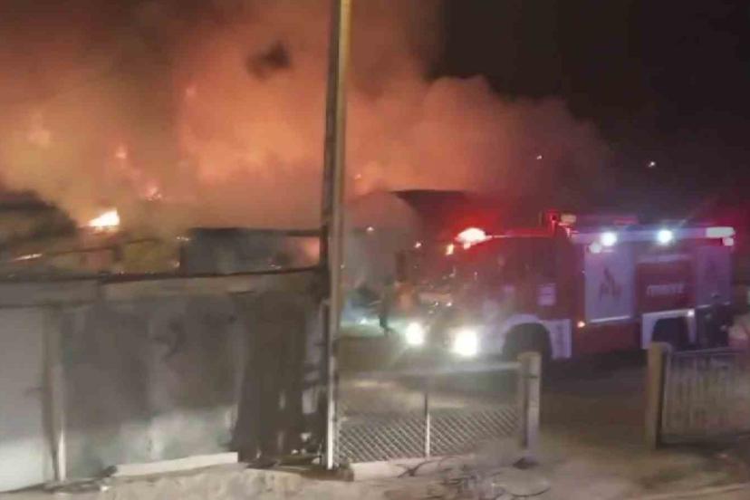 Sivas’ta ahır yangını geceyi aydınlattı