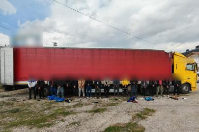 Sivas’ta tır dorsesinde 18 kaçak göçmen yakalandı, sürücüler tutuklandı