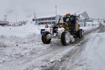 Sivas’ta yoğun kar nedeniyle 46 yerleşim yerine araç ulaşımı sağlanamıyor