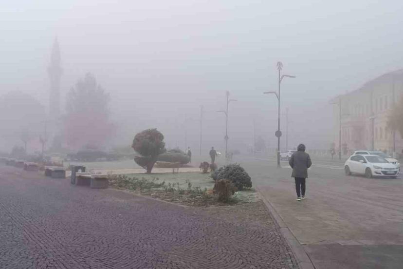 Sivas’ta yoğun sis etkili oldu araçlar görünmez hale geldi