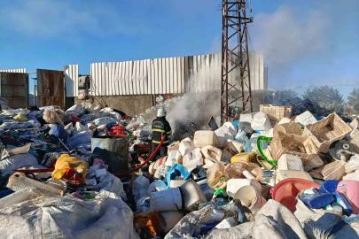 Siverek’te hurdacıda çıkan yangın itfaiye ekiplerince söndürüldü