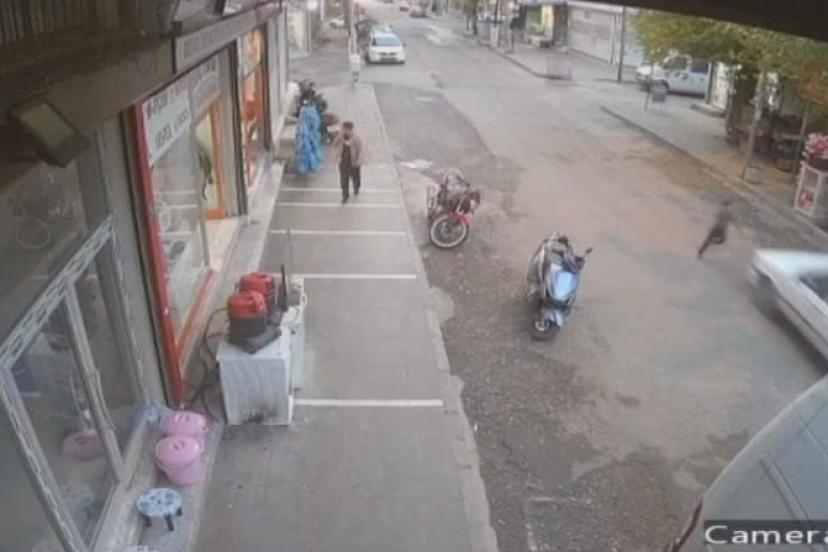 Siverek’te otomobilin çarptığı çocuk, ayağa kalkarak kaçtı