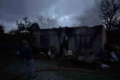 Sobaya yakmak için benzin döktü, hem kendini hem evi yaktı