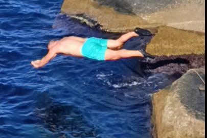 Soğuk havaya aldırış etmeden denize girdi