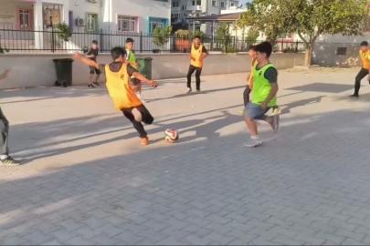 Sokak arasında taş kaleyle transfer duyurusu gülümsetti