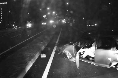 Sokak hayvanına çarpmamak için karşı şeride geçip panelvan minibüs ve motosiklete çarptı: 1 yaralı