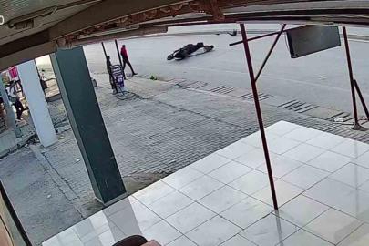 Sokak köpeğine çarpan motosikletli metrelerce sürüklendi
