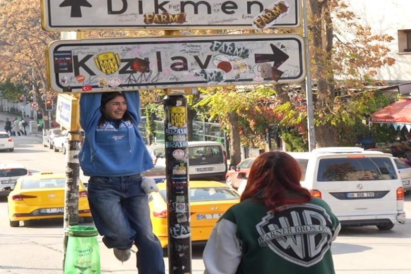 Sosyal medyada viral olan Kızılay tabelası yenilendi, bu kez de üzeri kirletildi