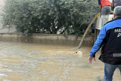 Su borusu patladı: Site bahçeleri suya gömüldü