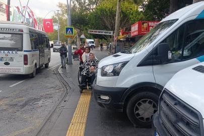 Şube önüne park eden  PTT araçları engellilere yol vermedi, söylenenler çileden çıkardı