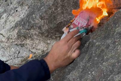 Suları çekilen Eğirdir Gölü’nde açığa çıkan kayalıkların arasından alevler yükseldi