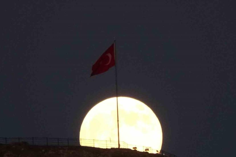 Süper Ay göz kamaştırdı