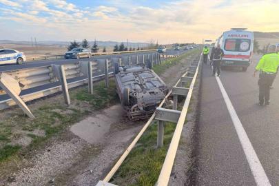 Sürücüsünün direksiyon hakimiyetini kaybettiği otomobil refüjde ters döndü: 1’i çocuk 3 yaralı