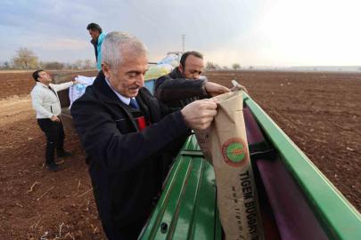 Tahmazoğlu dağıttığı tohumları çiftçilerle ekti