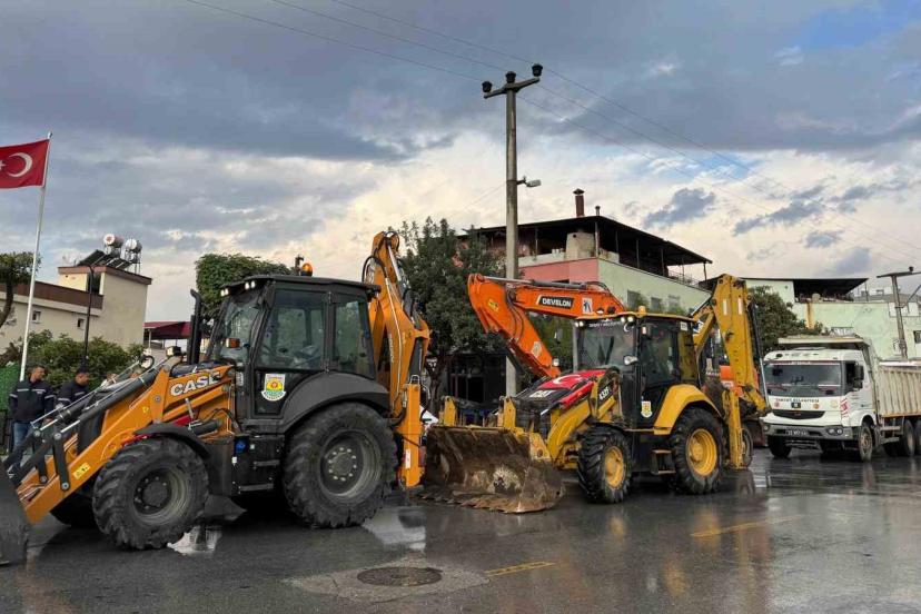 Tarsus’ta gece boyunca yağış mesaisi