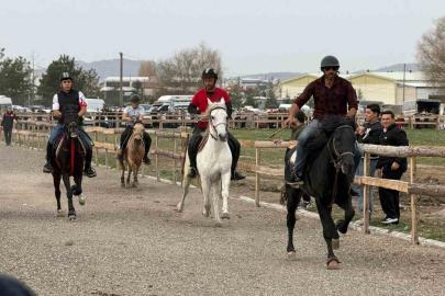 Tavşanlı’da Rahvan At Yarışları büyük ilgi gördü