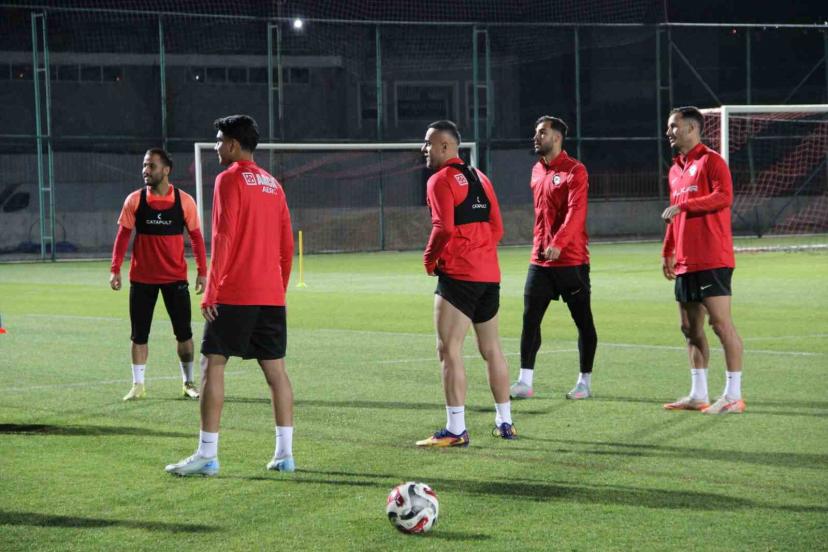 Teknik Direktör Hüseyin Eroğlu yeni takımıyla ilk antrenmanına çıktı