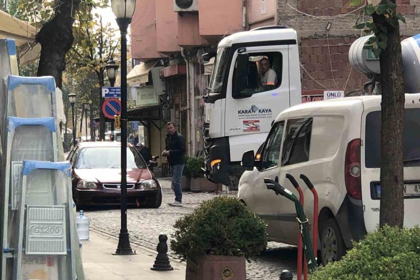 Ters yönden gelen plakasız otomobil ambulansın ilerlemesini engelledi