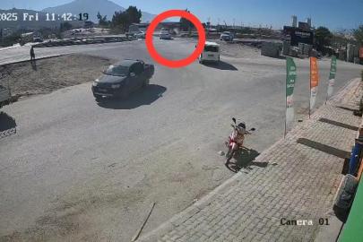 Ticari araç 2 motosiklete çarptı: 1 ölü, 5 yaralı