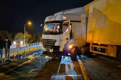 Tır bariyerlere çarptı, Tekirdağ-İstanbul yolu trafiğe kapandı
