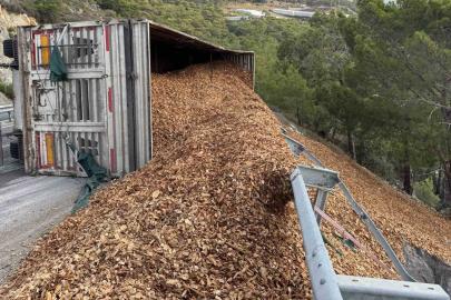 Tır devrildi, sürücü hafif yaralandı