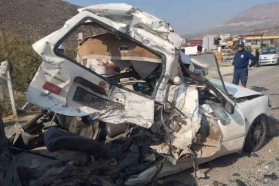 Tır, ışıkta bekleyen 5 aracı biçti