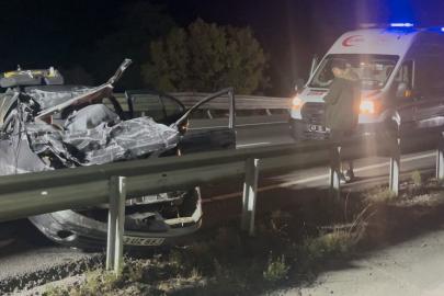 Tıra arkadan çarpan otomobil hurda yığınına döndü: 1 ölü