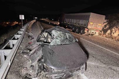 Tıra çarpan otomobilde 4 kişi yaralandı