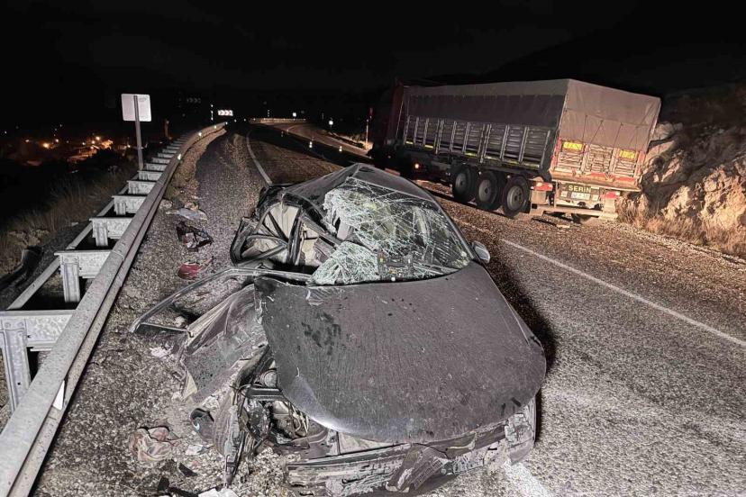 Tıra çarpan otomobilde 4 kişi yaralandı