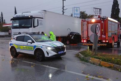 Tırın altında kalan otomobildeki karı koca hayatını kaybetti