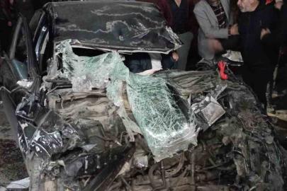 Tırın dorsesine çarpan otomobil hurda yığınına döndü: Sıkışan sürücü güçlükle kurtarıldı