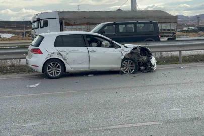 Tırın otomobili sıkıştırdığı kaza anı kamerada: 1 yaralı